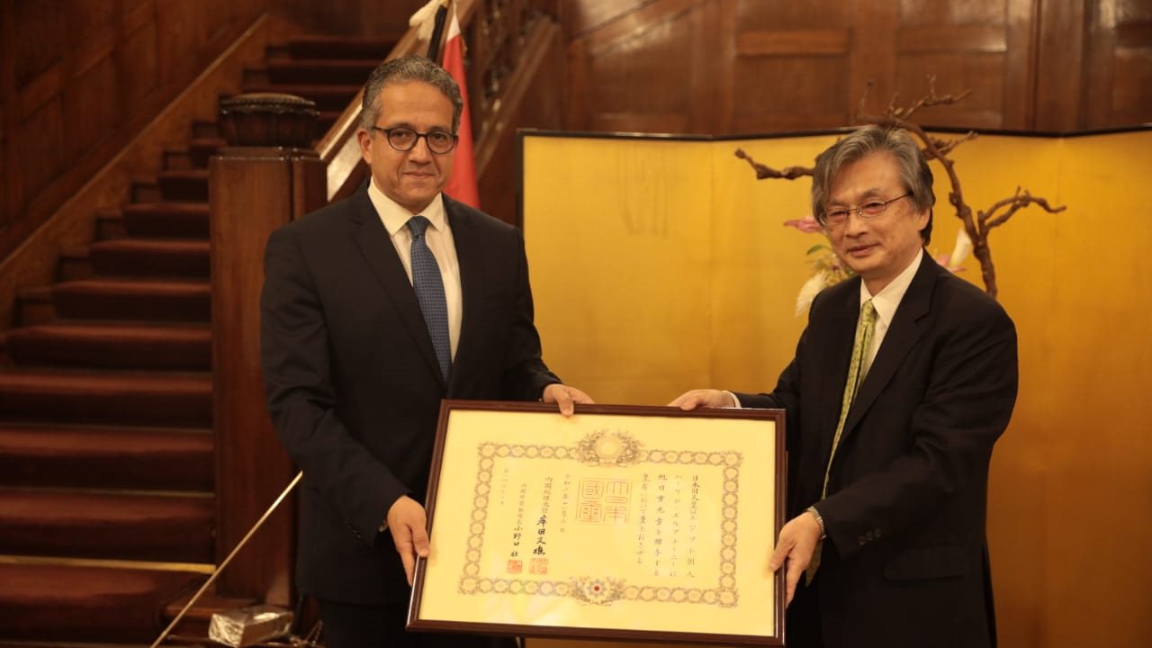 وزير السياحة و الآثار 