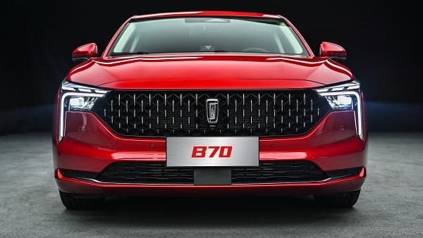 السيارة بيستون B70 موديل 2022