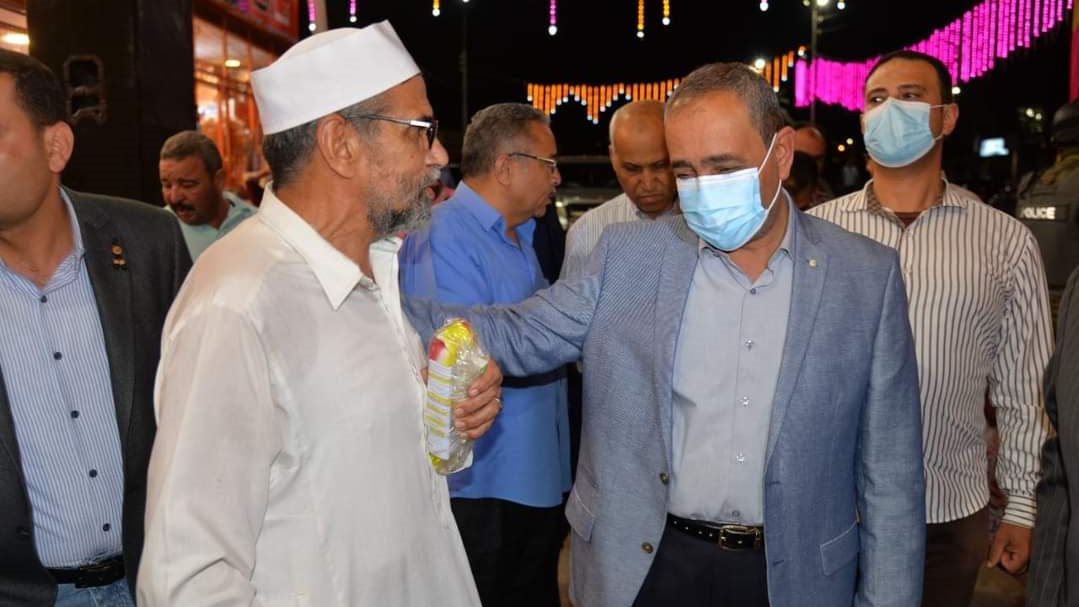 محافظ الإسماعيلية يلتقي المواطنين علي هامش الافتتاح
