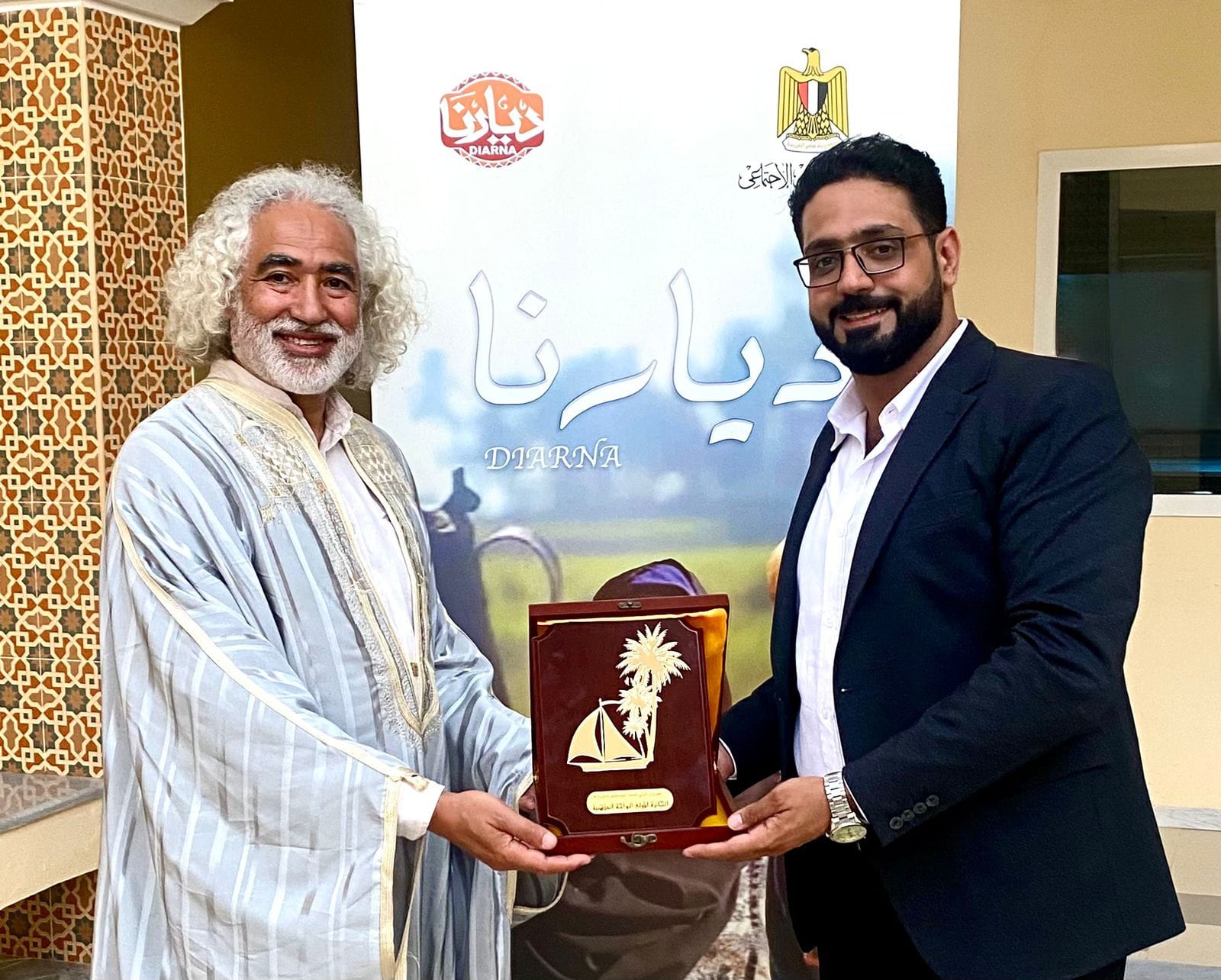  المخرج مهند دياب يتسلم الجائزة 