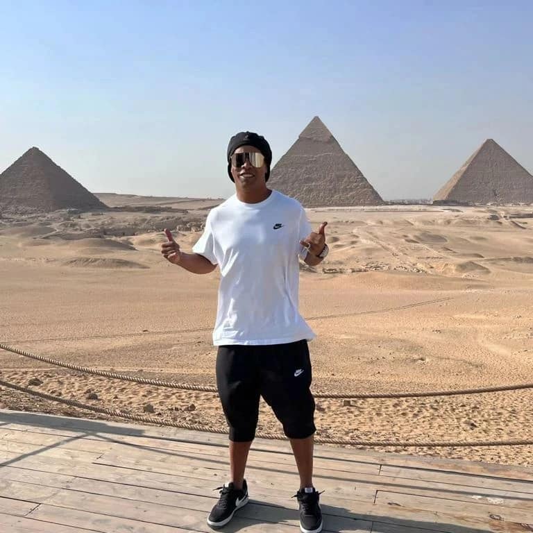 رونالدينيو أمام الأهرامات