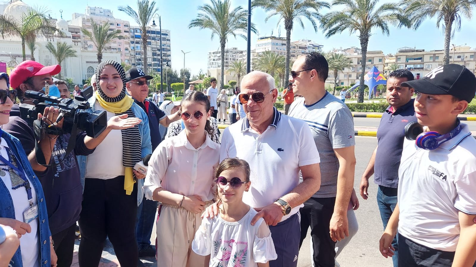 بمشاركة أكثر من ٨٠٠ متسابق محافظ بورسعيد  يطلق إشارة بدء  را