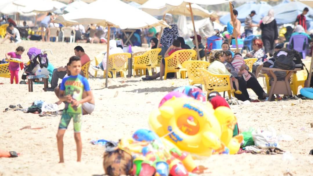 شاطئ بورفؤاد يشهد إقبالاً كبيراً من المصطافين 