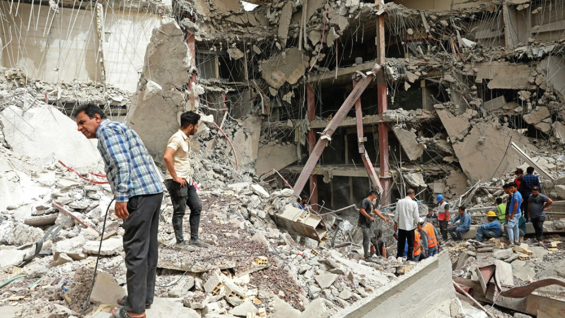 انهيار مبنى في أبادان غربي إيران