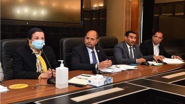 رئيس لجنة الطاقة والبيئة ووزيرة البيئة 