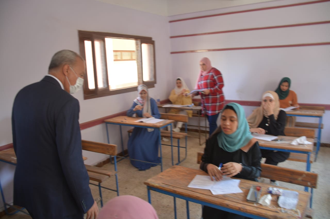 محافظ القليوبية خلال الجولة