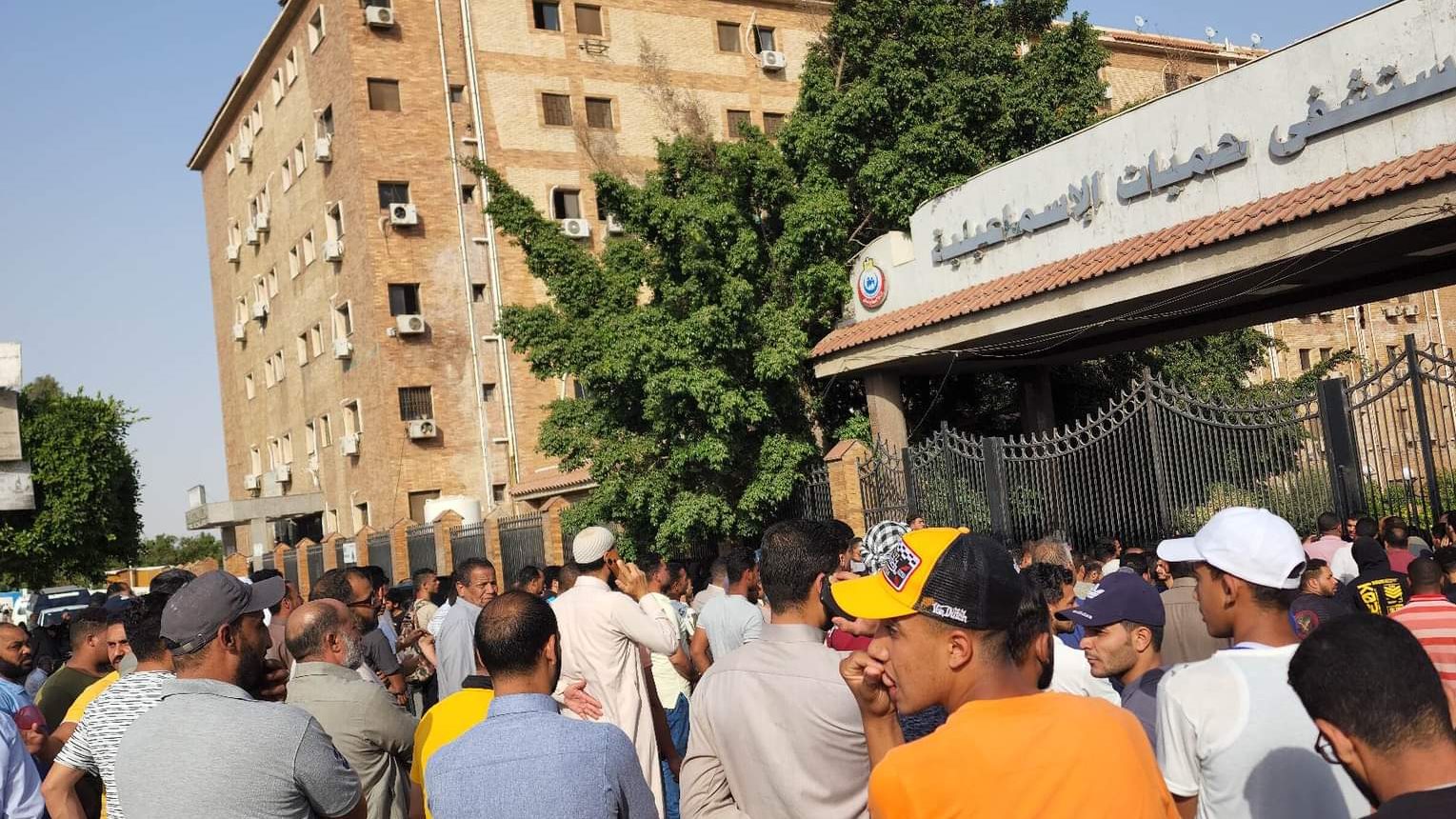 الاهالي في انتظار جثامين الضحايا 