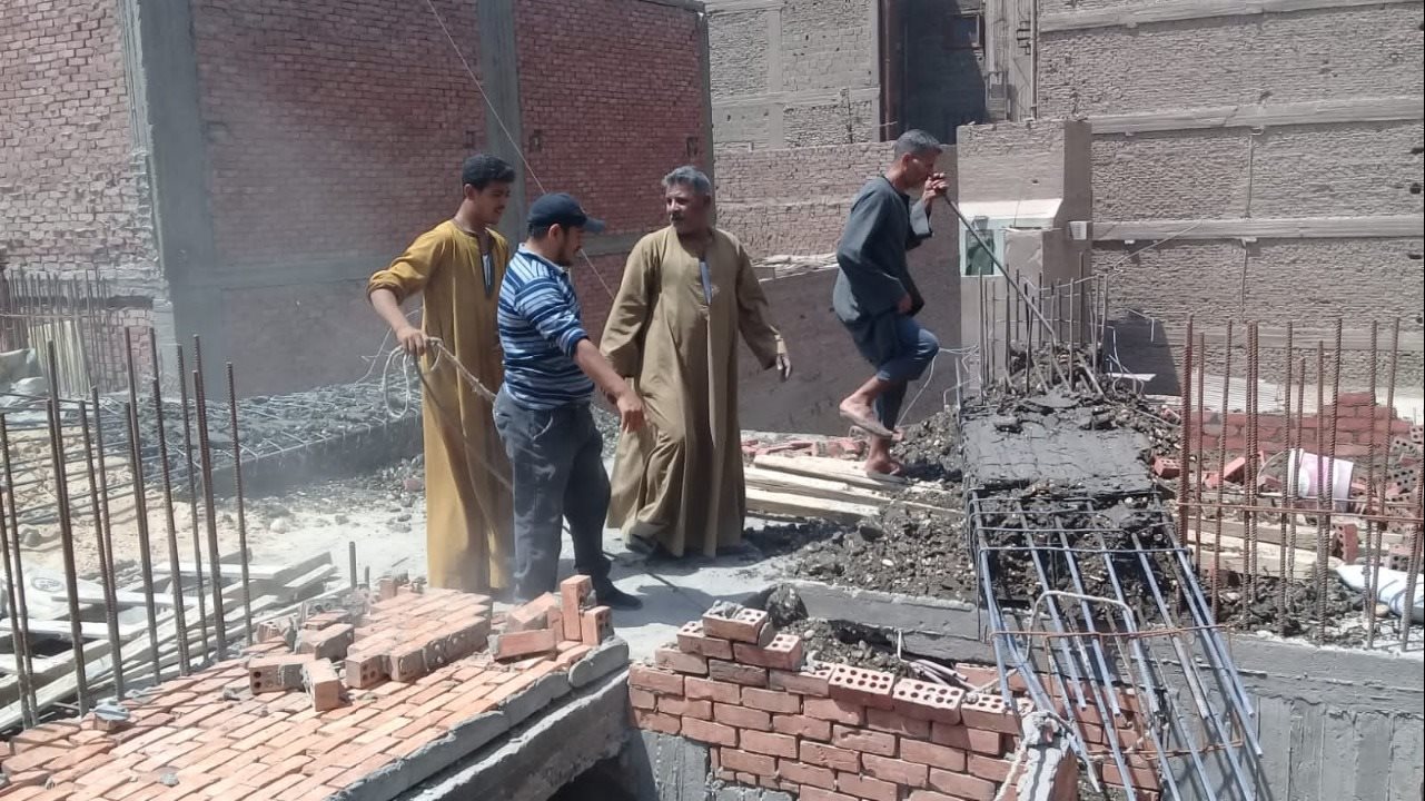 إزالة بناء مخالف بحي شرق أسيوط 