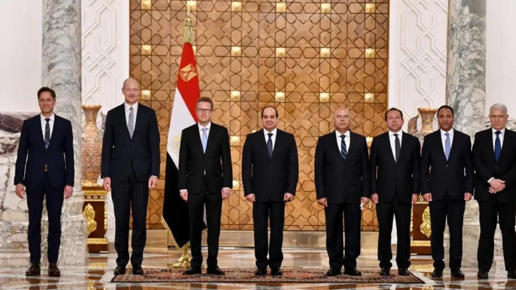 الرئيس السيسي مع وفد شركة سيمنز عقب توقيع الاتفاقية