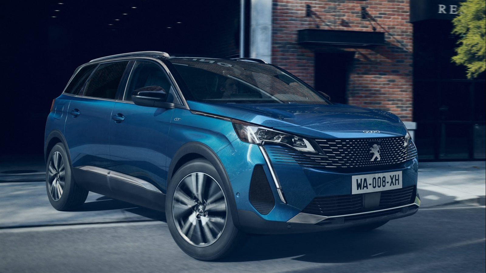 السيارة بيجو 5008 موديل 2022