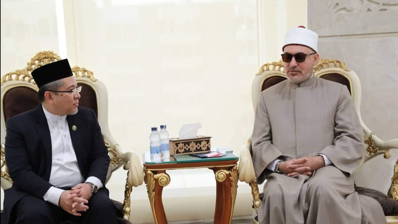 د. نظير عياد خلال استقبال الوفد