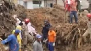 انهيارات أرضية جراء الأمطار الغزيرة 