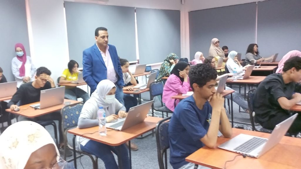 بدء الامتحانات الالكترونيه بكلية التربية  جامعة عين شمس 