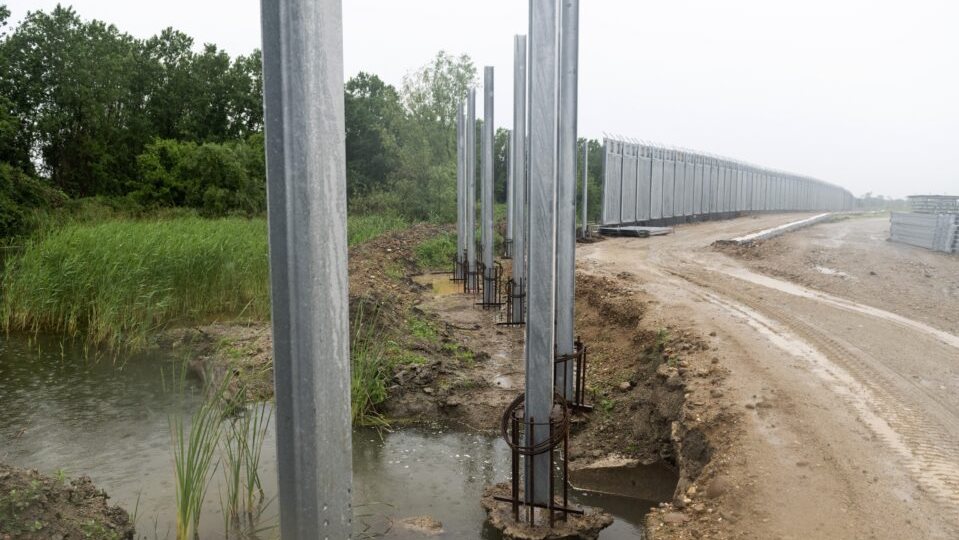 اليونان تخطط لتوسيع الجدار الحدودي مع تركيا