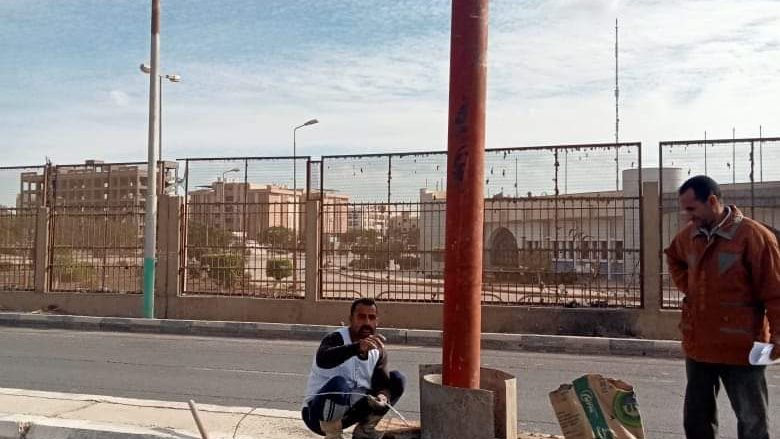 تركيب أعمدة الإنارة 