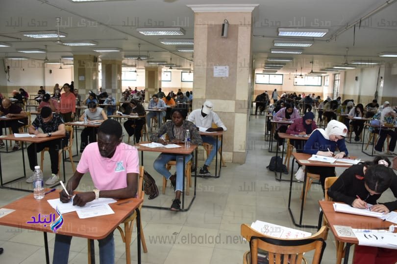 نائب رئيس جامعة عين شمس يتفقد سير الامتحانات بكلية الحقوق