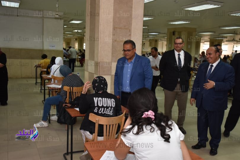 نائب رئيس جامعة عين شمس يتفقد سير الامتحانات بكلية الحقوق