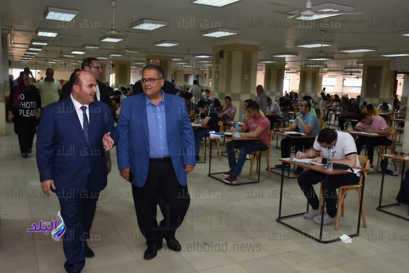 نائب رئيس جامعة عين شمس يتفقد سير الامتحانات بكلية الحقوق