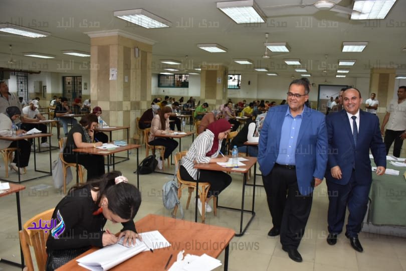 نائب رئيس جامعة عين شمس يتفقد سير الامتحانات بكلية الحقوق