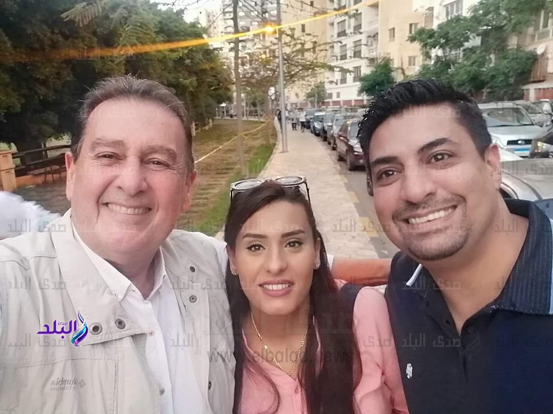 والد ياسمين صبري على اليسار وبصحبته ابنه وزوجة ابنه