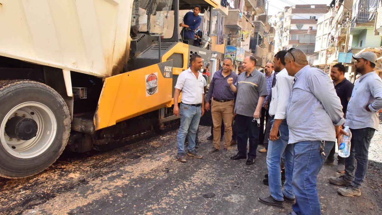 محافظ أسيوط يتفقد أعمال الرصف بحى غرب 