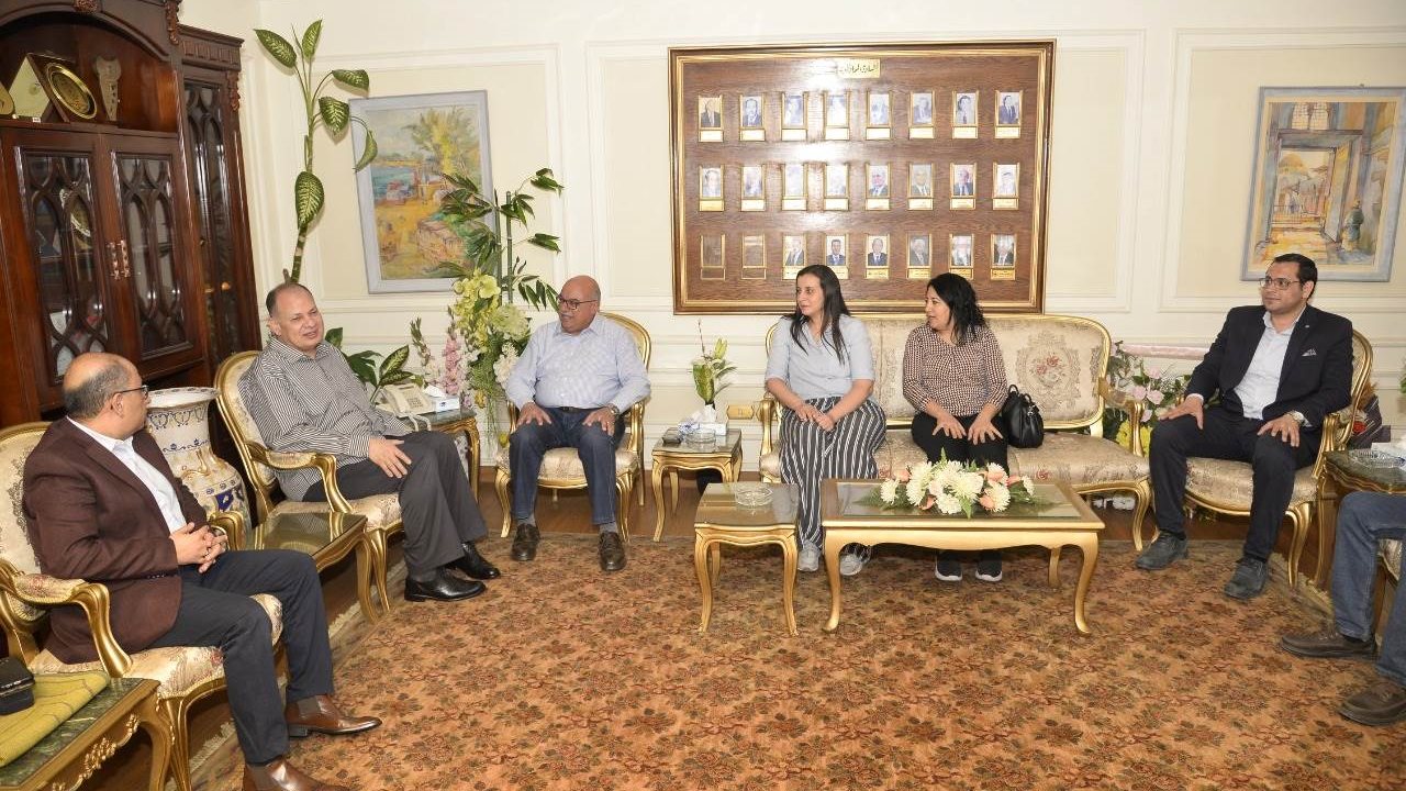 محافظ أسيوط يلتقي وفد الوكالة الامريكية للتنمية الدولية 