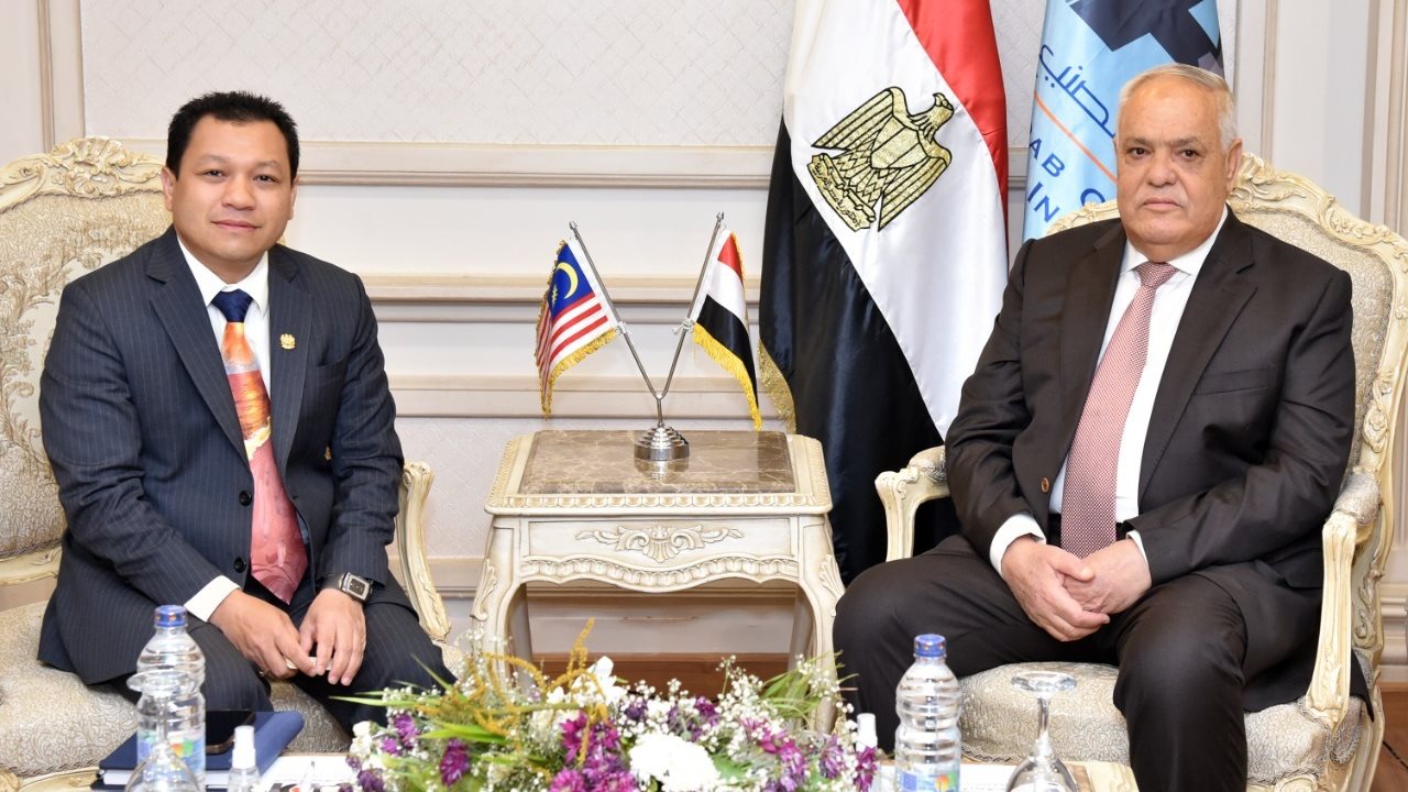رئيس العربية للتصنيع مع سفير ماليزيا بالقاهرة  رئيس العربية للتصنيع مع سفير ماليزيا بالقاهرة