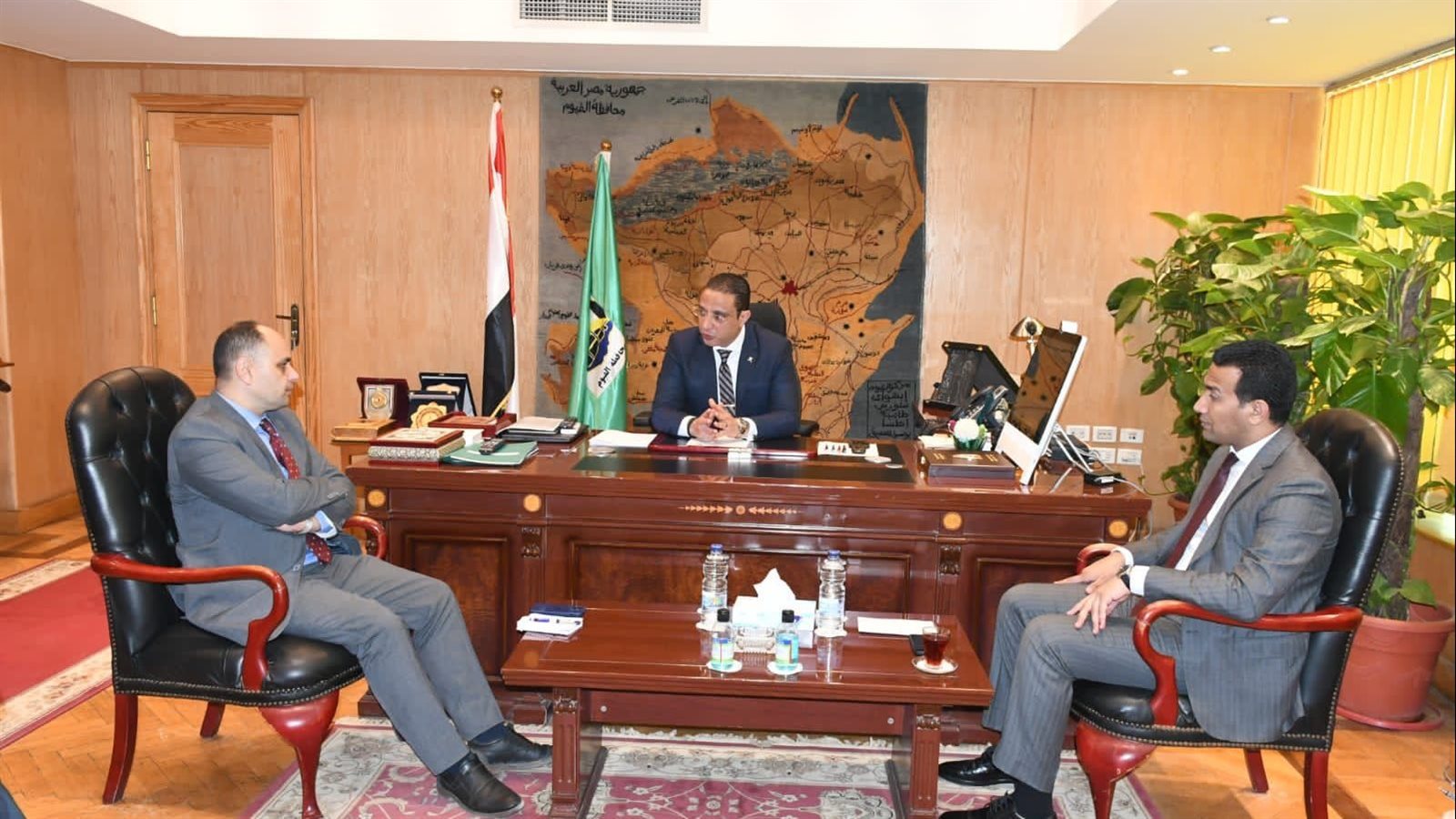 محافظ الفيوم أثناء اللقاء