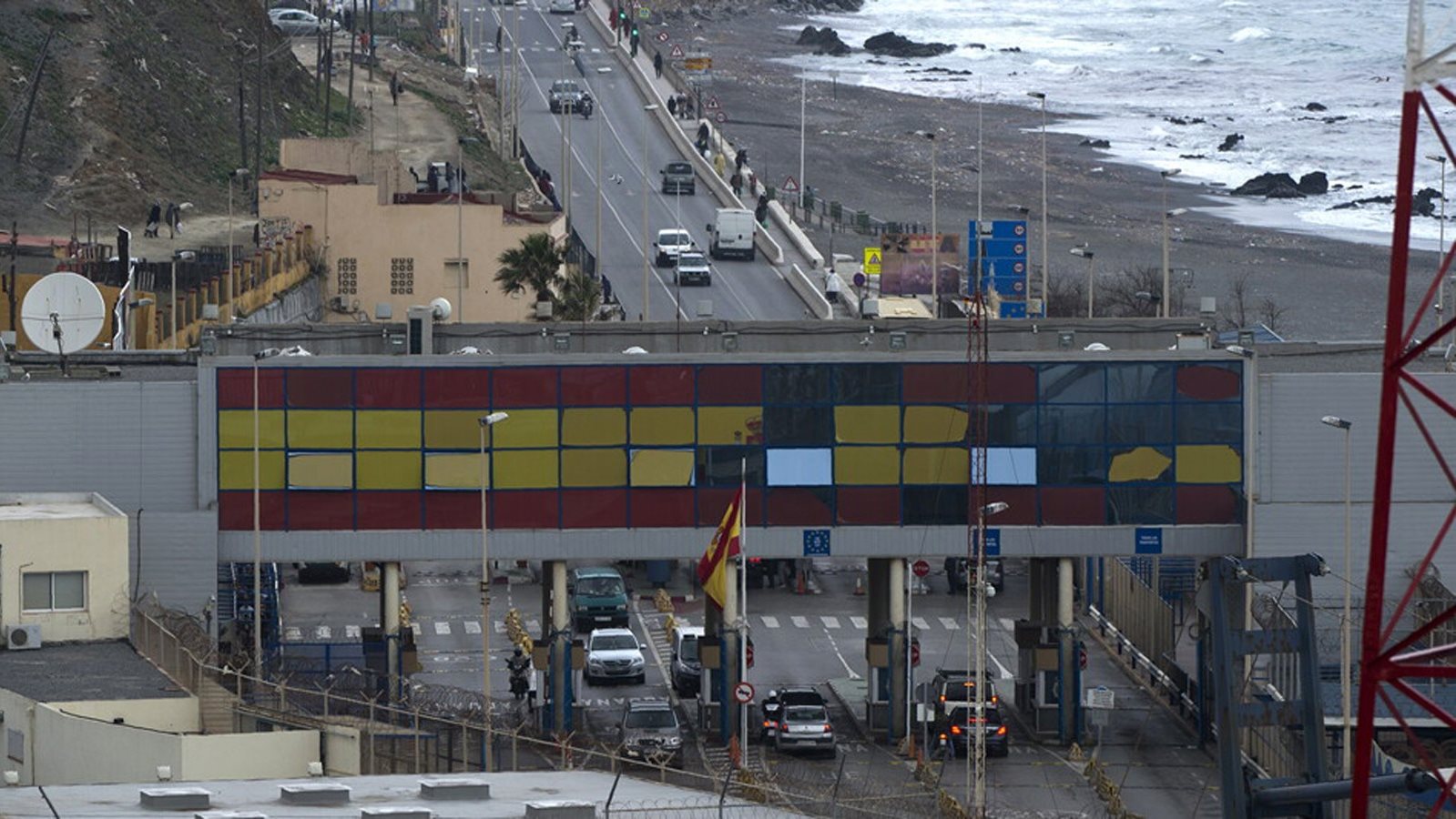 المغرب واسبانيا يعيدان فتح الحدود للعاملين في سبتة ومليلة