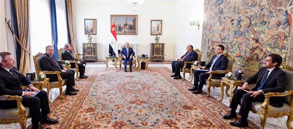 الرئيس السيسي مع مفوض الاتحاد الأوروبي