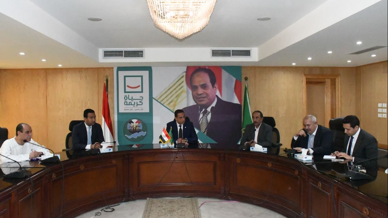 محافظ الفيوم أثناء اللقاء