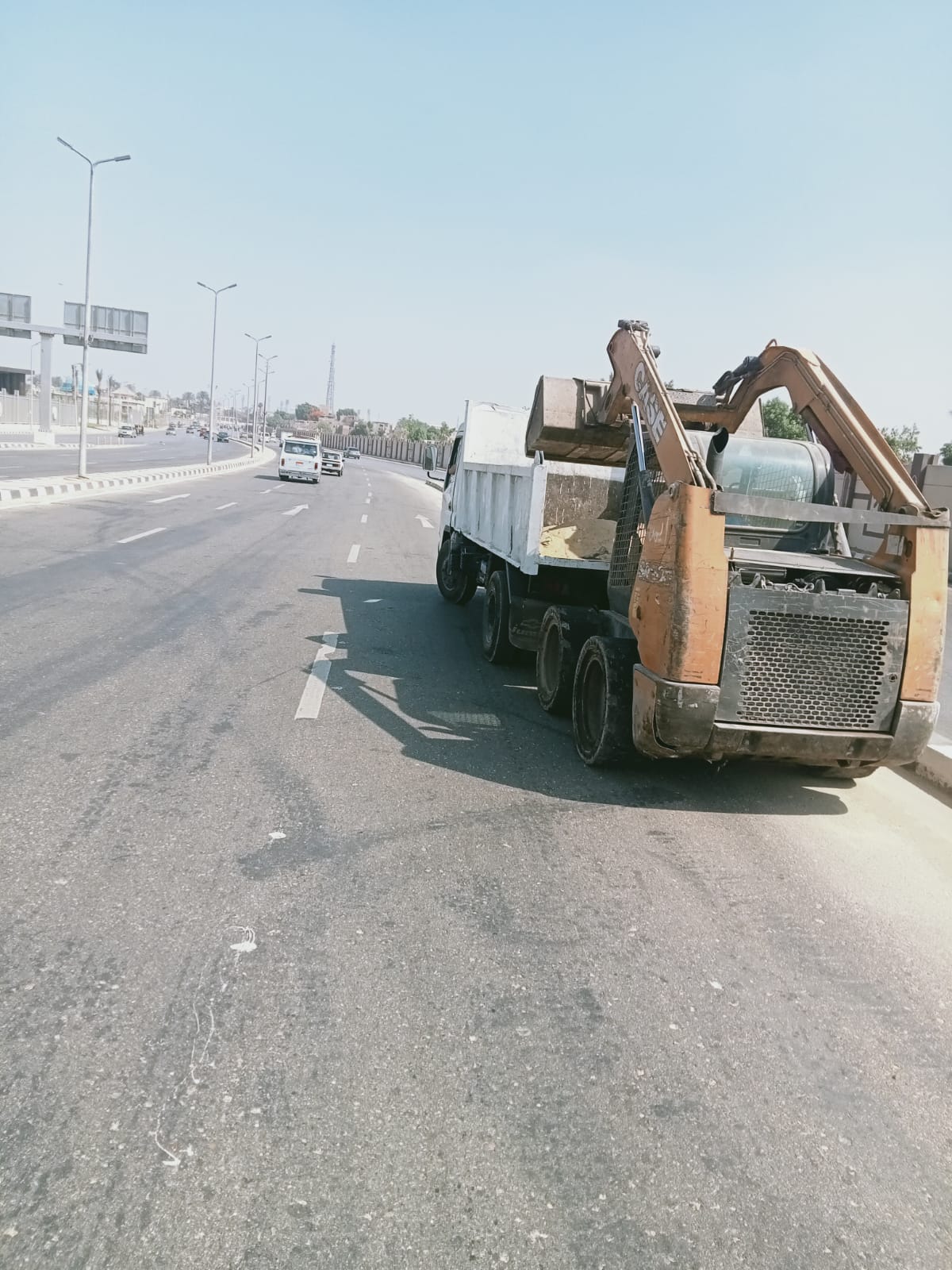  تجريد الأتربة ورفعها  من أعلي كوبري الحضارات