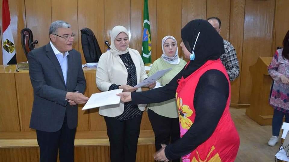محافظ المنيا يسلم مشروعات للشباب 