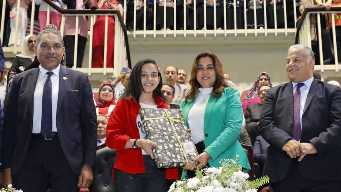 هاجر أصغر شاعرة لها ديوان اثناء تكريمها 