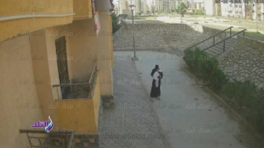 المتهمة لحظة التخلص من الطفلة 