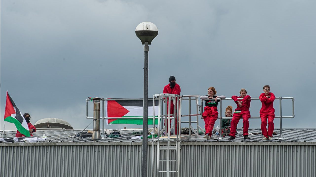 تضامنا مع فلسطين.. نشطاء يقتحمون مصنع يزود إسرائيل بالأسلحة