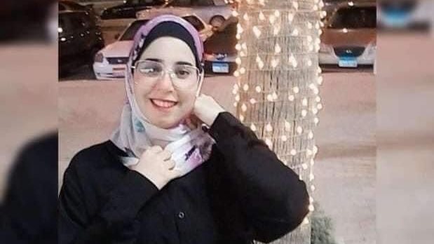 الطالبة منى حسين 