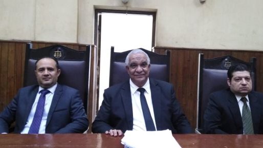 المستشار في الوسط