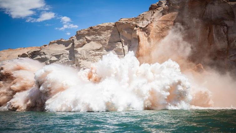 انهيار جزء من جبل