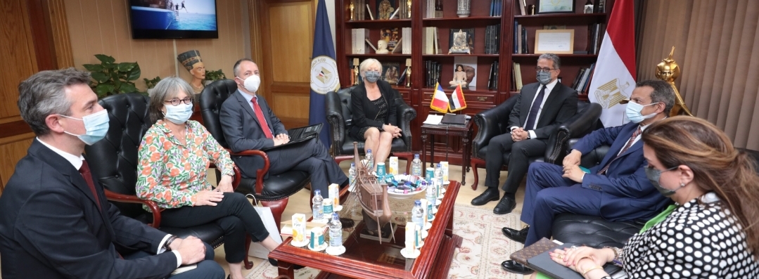 وزير السياحة والآثار 