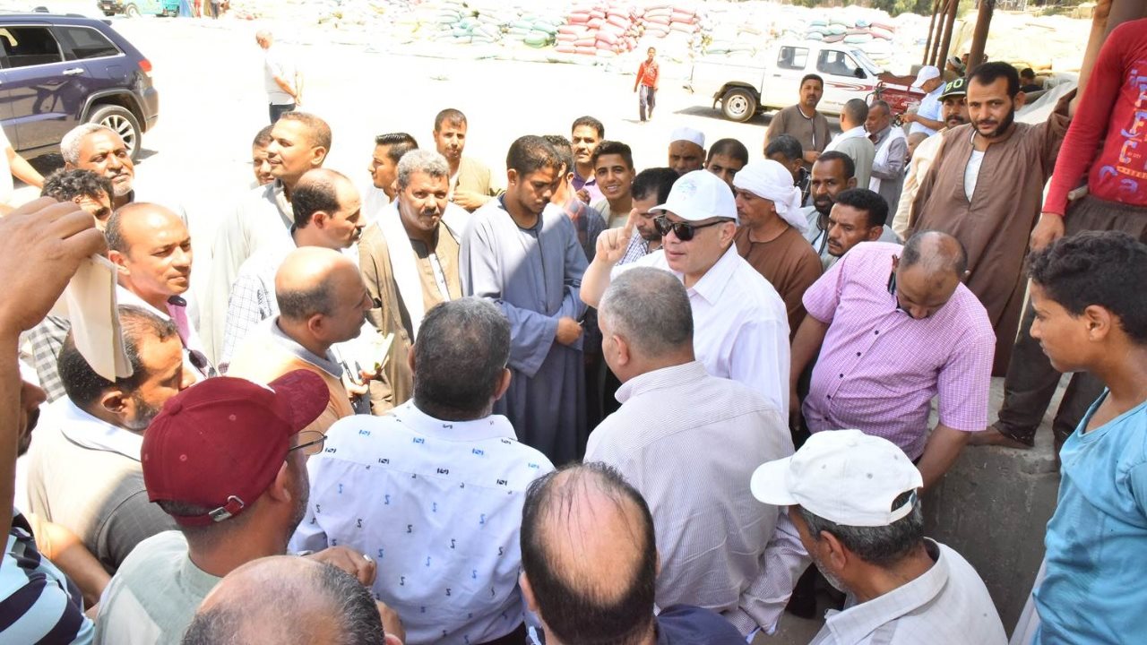 محافظ أسيوط يلتقي بموردي القمح بمطاحن مصر الوسطى 