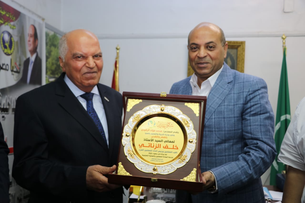 من زيارة نقيب المعلمين للمنيا 