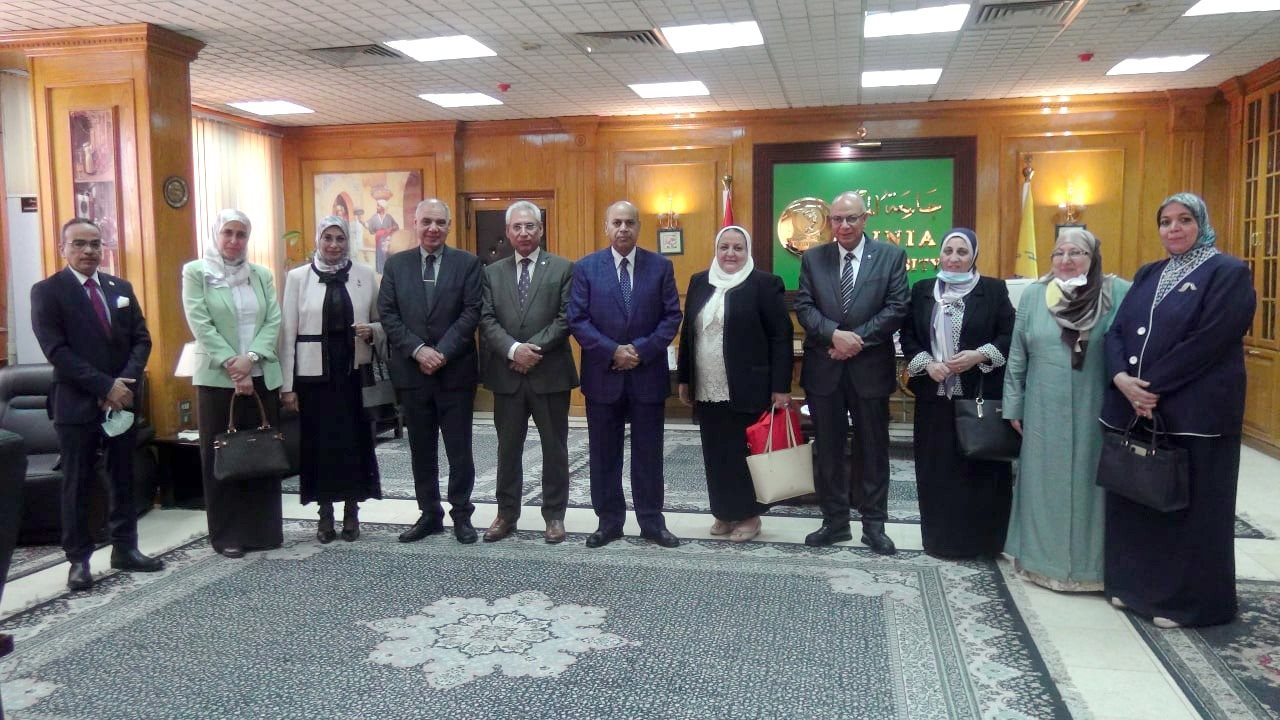رئيس جامعة المنيا مع الوفد