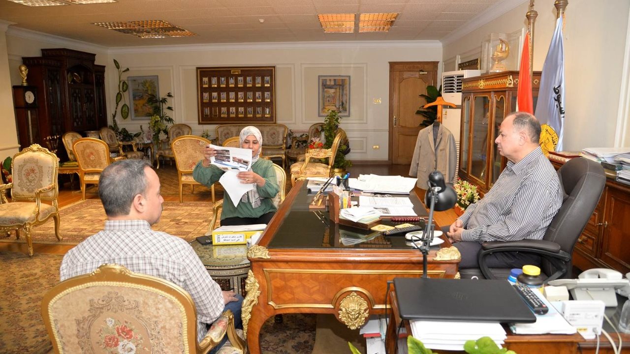 محافظ أسيوط يلتقي مدير وحدة المتغيرات المكانية 
