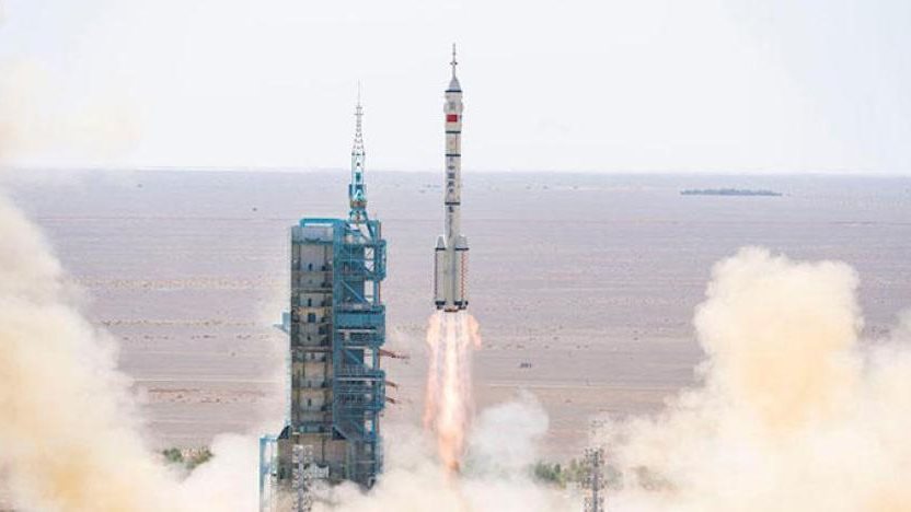 الصين تطلق صاروخا