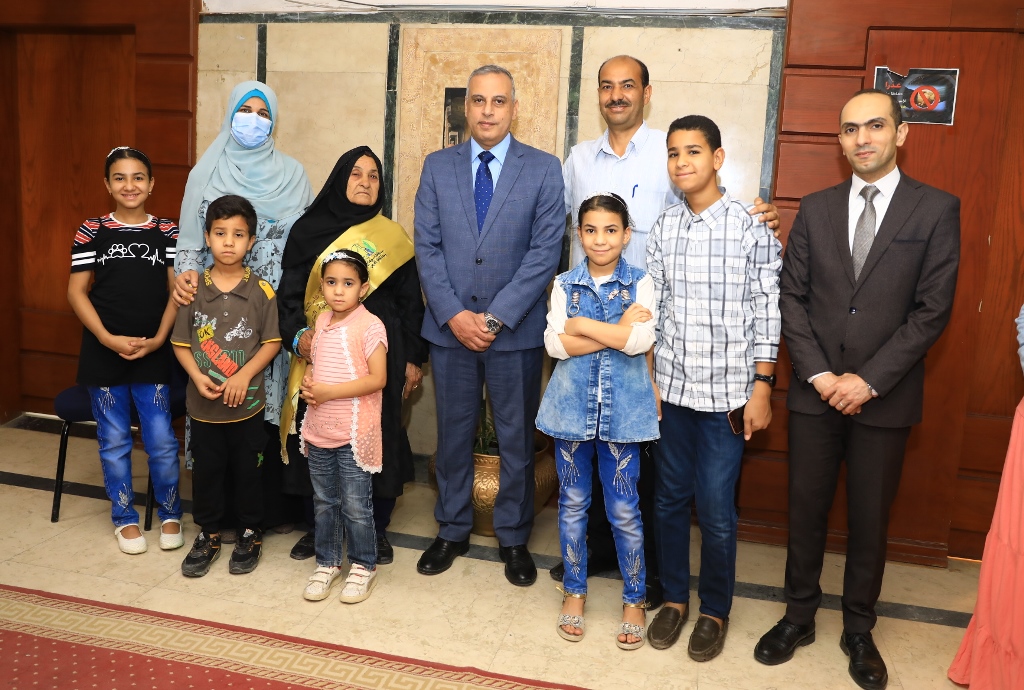 محافظ سوهاج يكرم الأم المثالية