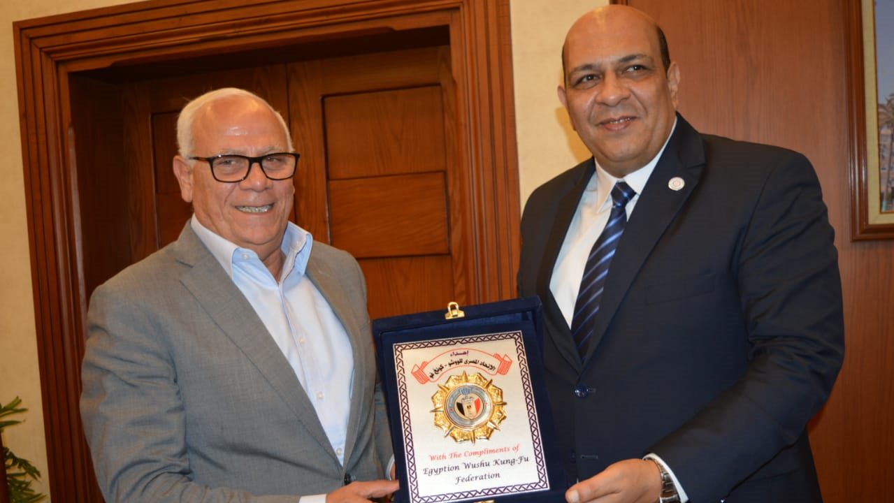 محافظ بورسعيد يقدم التهنئة للبطل يوسف البهائي 