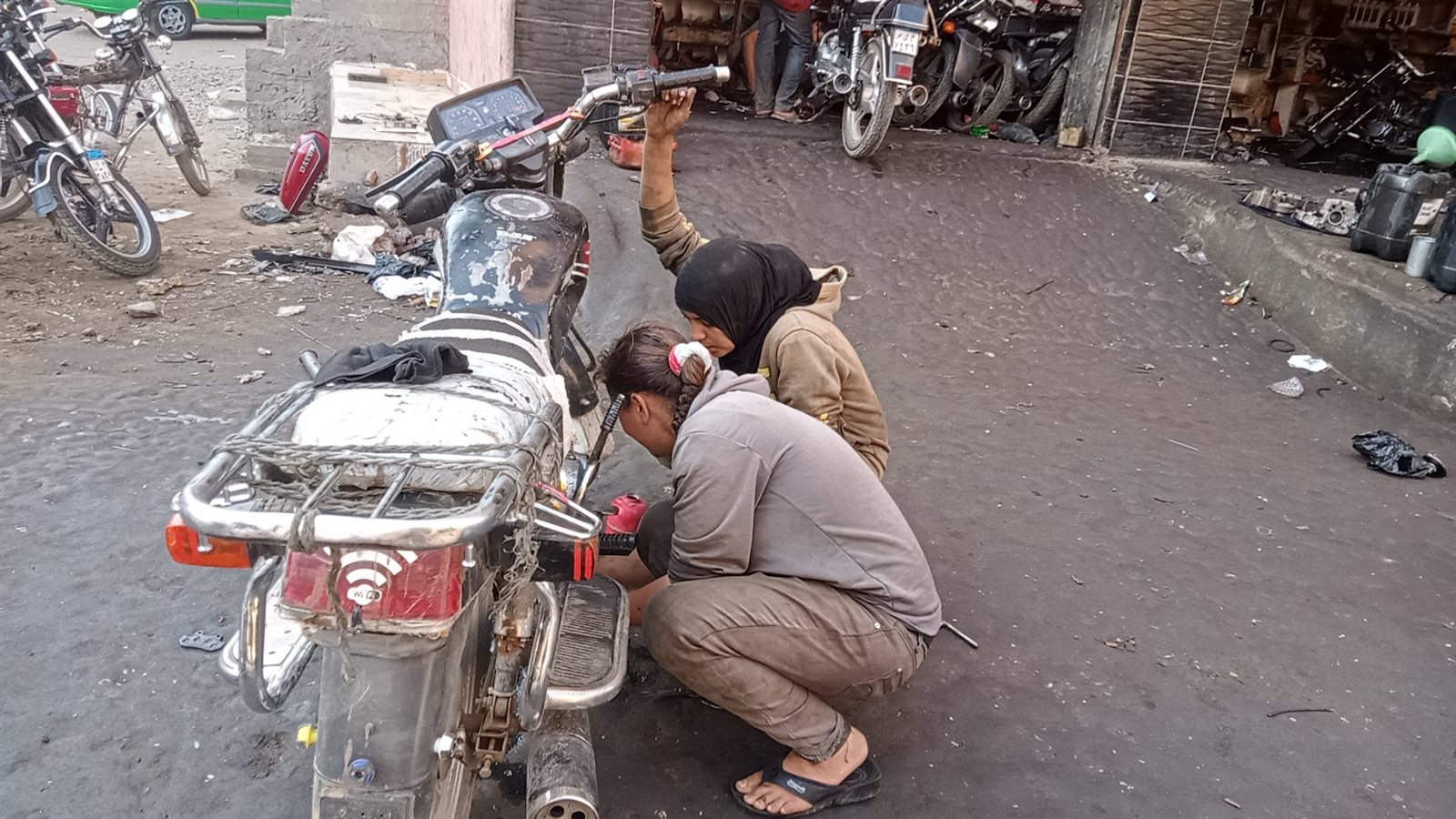 مني ودنيا شقيقتان تعملان في ميكانيكيا موتوسيكلات