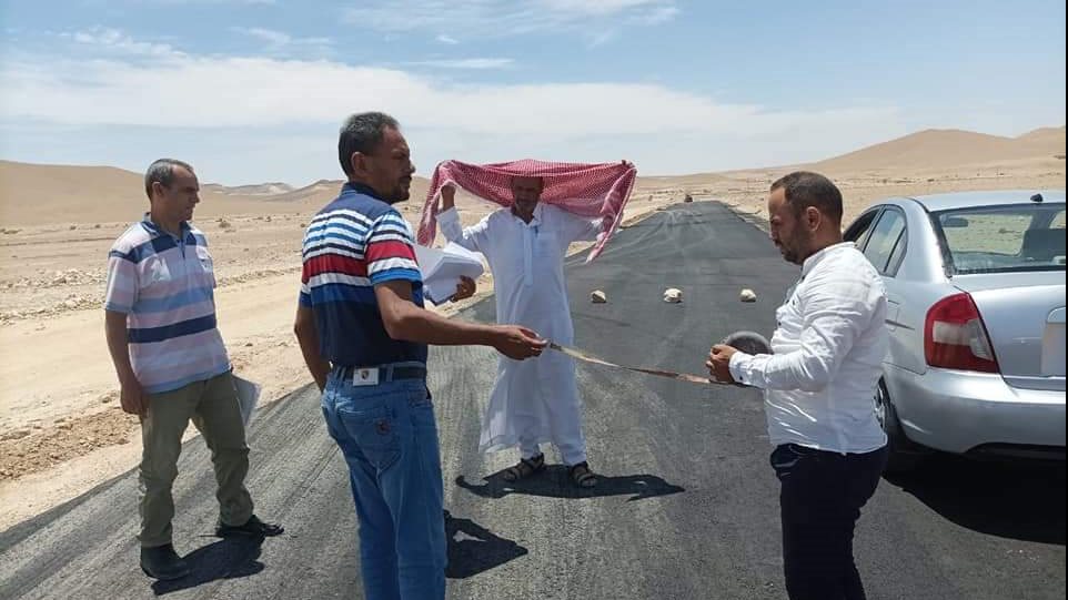 متابعة أعمال رصف الطرق بقري الحسنة 