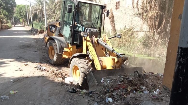 حملات نظافة وصيانة أعمدة الإنارة بمراكز أسيوط 